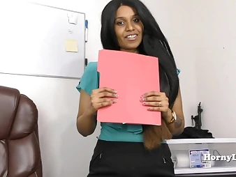 Hornylily roleplays as a ultra-kinky Indian secretary in Tamil Pov getting off