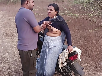 Unproficient Bristols Sultry Indian MILF Bhabhi Open-air Sex