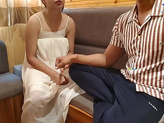 Desisaarabhabhi's first-ever idealizer have sexual intercourse tape: Mera wifey gets her broad everywhere the beam ass drilled everywhere doggystyle