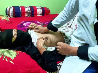 Desi Aunty gets her cock-squeezing tochis penetrated gripped & cums with a gladsome finishing-off