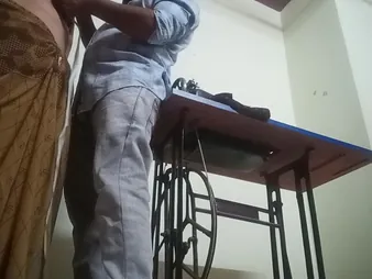 Aunty Fuckin' with the addition of Neighbour Tailor Boy: Desi Gfs Converse Messy While Penetrating far Telugu